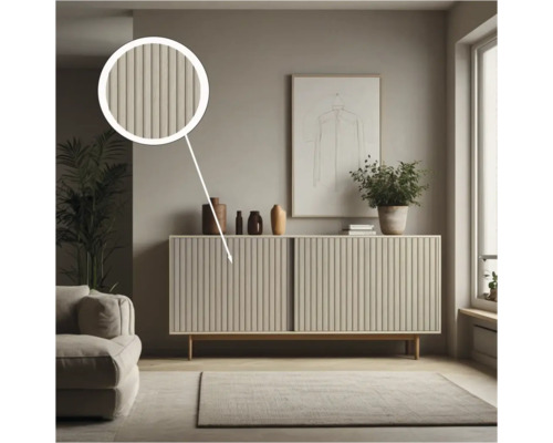 Wohnzimmer mit Kommode mit geriffelten Türen, Dekoration und Zimmerpflanze