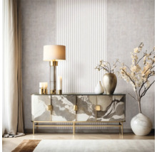 Modernes Wohnzimmer mit Kommode im Marmordesign, Tischlampe und Dekorationsgegenständen