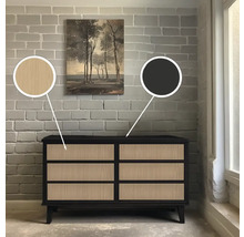 Kommode mit sechs Schubladen und Kunstdruck an einer Backsteinwand