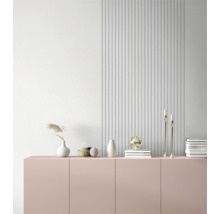 Helles Wohnzimmer mit rosa Schrank, Dekorationsgegenständen und Kerzenständern