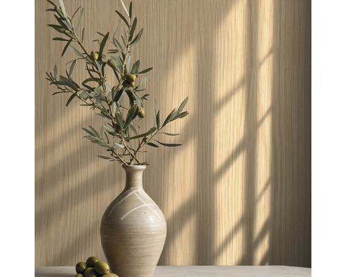 Dekorative Tapete mit vertikalem Texturmuster, kombiniert mit Olivenzweig in Vase.