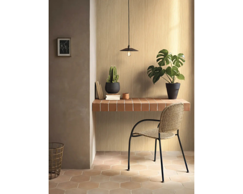 Arbeitszimmer mit Schreibtisch, Stuhl, Hängeleuchte und Pflanzen