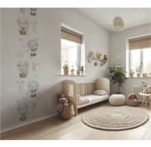 Helles Kinderzimmer mit Kinderbett, rundem Teppich, Zimmerpflanzen und Wandtattoo mit Heißluftballons