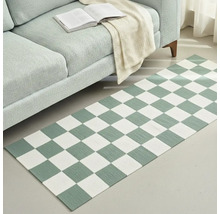 Teppich mit Schachbrettmuster neben einem Sofa