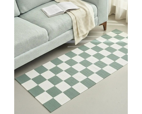 Teppich mit Schachbrettmuster neben einem Sofa