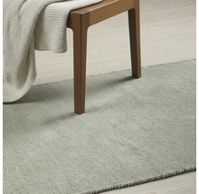 Teppich im Raum mit Stuhl und Decke