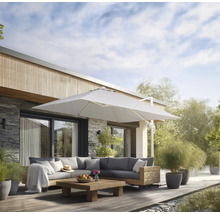 Terrasse mit großem Sonnenschirm, Lounge-Möbeln und Holzboden