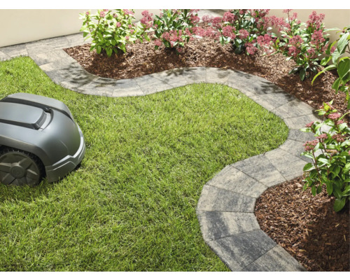 Szene mit Rasenroboter, Rasenfläche und Pflastersteinen als Wegbegrenzung