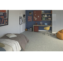 Jugendzimmer mit Bett, Schreibtisch, Regal und Dekoration im sportlichen Stil