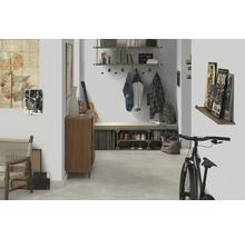 Eingangsbereich mit Garderobe, Sitzbank, Regalen, Kommode, Fahrrad und dekorativen Elementen wie Bildern und einer Gitarre