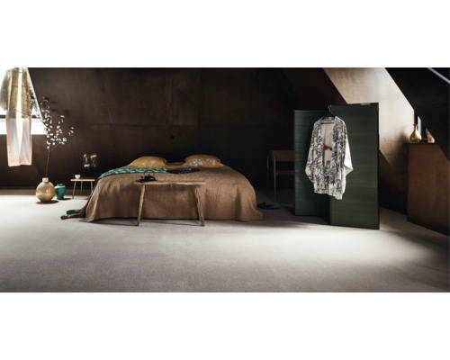 Schlafzimmer mit Bett und Teppichboden.