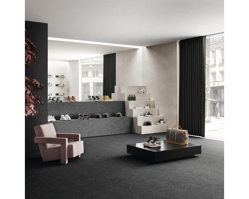 Innenraum mit Teppichboden, Sesseln und Warenpräsentation für Schuhe und Accessoires