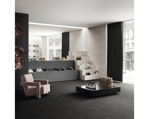 Innenraum mit Teppichboden, Treppe und ausgestellten Schuhen