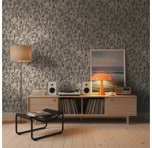 Wohnzimmer mit gemusterter Tapete, Sideboard, Lautsprechern und Dekoration