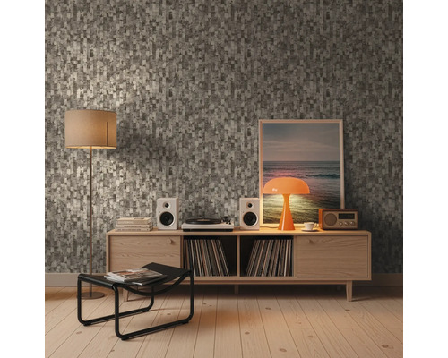 Wohnzimmer mit gemusterter Tapete, Sideboard, Lautsprechern und Dekoration