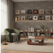Wohnzimmer mit Sessel, Couchtisch und Bücherregal unter Schallplatten