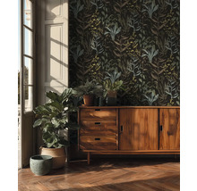 Wohnzimmer mit Holzboden, gemusterter Tapete, Holzkommode und Zimmerpflanzen