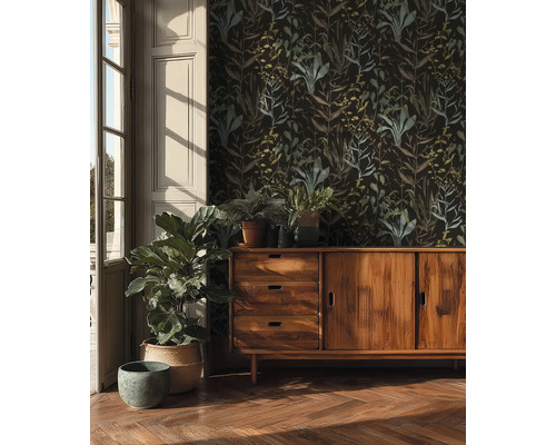 Wohnzimmer mit Holzboden, gemusterter Tapete, Holzkommode und Zimmerpflanzen
