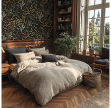 Schlafzimmer mit Doppelbett, Nachttisch, Bücherregal und floraler Tapete
