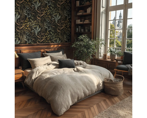 Schlafzimmer mit Doppelbett, Nachttisch, Bücherregal und floraler Tapete