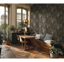 Esszimmer mit Holztisch, Sitzbank mit Kissen und floraler Tapete