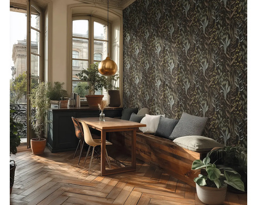 Esszimmer mit Holztisch, Sitzbank mit Kissen und floraler Tapete