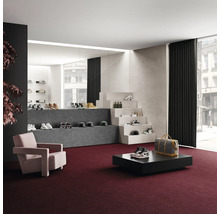 Innenraum mit Teppichboden, Sessel, Tisch und Warenpräsentation von Schuhen und Accessoires