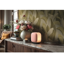 Dekoratives Zimmer mit Blumenvase, Kerze und Leuchte auf einem Sideboard