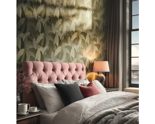 Schlafzimmer mit Bett, Nachttisch und Blattmuster-Tapete