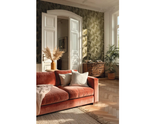 Wohnzimmer mit rotem Sofa, Holzboden und gemusterter Tapete