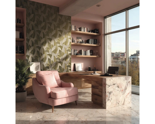 Helles Arbeitszimmer mit Schreibtisch, Regalen, Sessel und Tapete mit Blattmuster