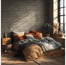 Schlafzimmer mit Bett auf Holzpodest, Kissen und Dekoration