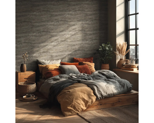 Schlafzimmer mit Bett auf Holzpodest, Kissen und Dekoration
