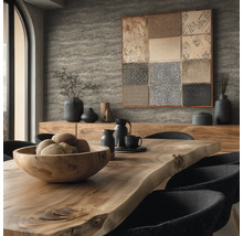 Esszimmer mit Holztisch, Schüssel, Geschirr, Dekoration und Wandbild für eine warme Atmosphäre