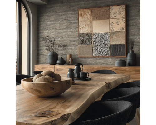 Esszimmer mit Holztisch, Schüssel, Geschirr, Dekoration und Wandbild für eine warme Atmosphäre