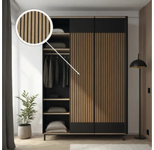 Schiebetürenschrank mit Holzlamellenfront, Innenfächern und Kleiderstange im Schlafzimmer