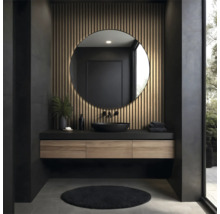 Modernes Badezimmer mit runden Spiegel, Waschtischunterschrank und dunklem Teppich