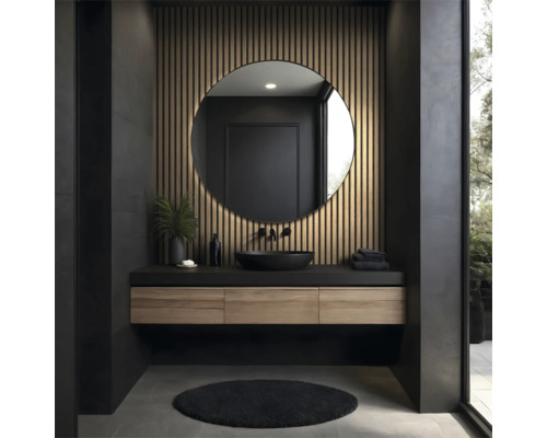 Modernes Badezimmer mit runden Spiegel, Waschtischunterschrank und dunklem Teppich