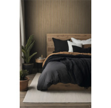 Schlafzimmer mit Holzwandpaneelen, Bett und Zimmerpflanzen