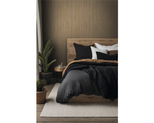 Schlafzimmer mit Holzwandpaneelen, Bett und Zimmerpflanzen