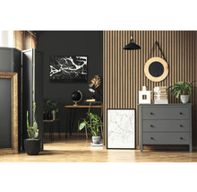 Einrichtungsidee für ein Arbeitszimmer mit Schreibtisch, Kommode und dekorativen Elementen.