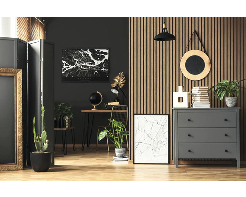 Einrichtungsidee für ein Arbeitszimmer mit Schreibtisch, Kommode und dekorativen Elementen.