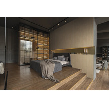 Schlafzimmer mit Bett auf einem Holzpodest, begehbarem Kleiderschrank und Wandpaneelen