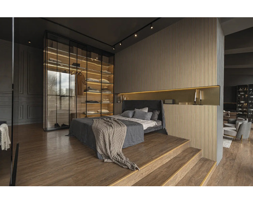 Schlafzimmer mit Bett auf einem Holzpodest, begehbarem Kleiderschrank und Wandpaneelen