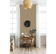 Helles Zimmer mit Holzpaneelwand, Schreibtisch und Dekorationen