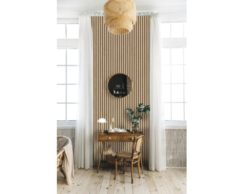 Helles Zimmer mit Holzpaneelwand, Schreibtisch und Dekorationen