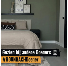 Schlafzimmer mit Bett, Nachttisch und Wanddekoration