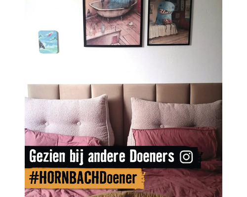 Schlafzimmer mit Bett, Kissen und Wanddekoration