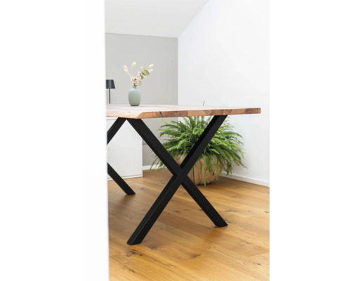 Esstisch aus Holz mit schwarzem Metallgestell und Zimmerpflanze