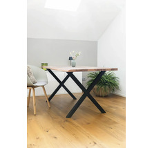 Esstisch mit Holzplatte und schwarzem X-förmigem Untergestell in einem hellen Raum